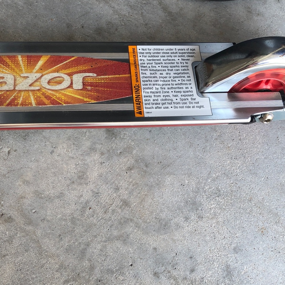 Razor Kids Scooter Ultra - Red and Silver with light up wheels - Picture 4 of 9